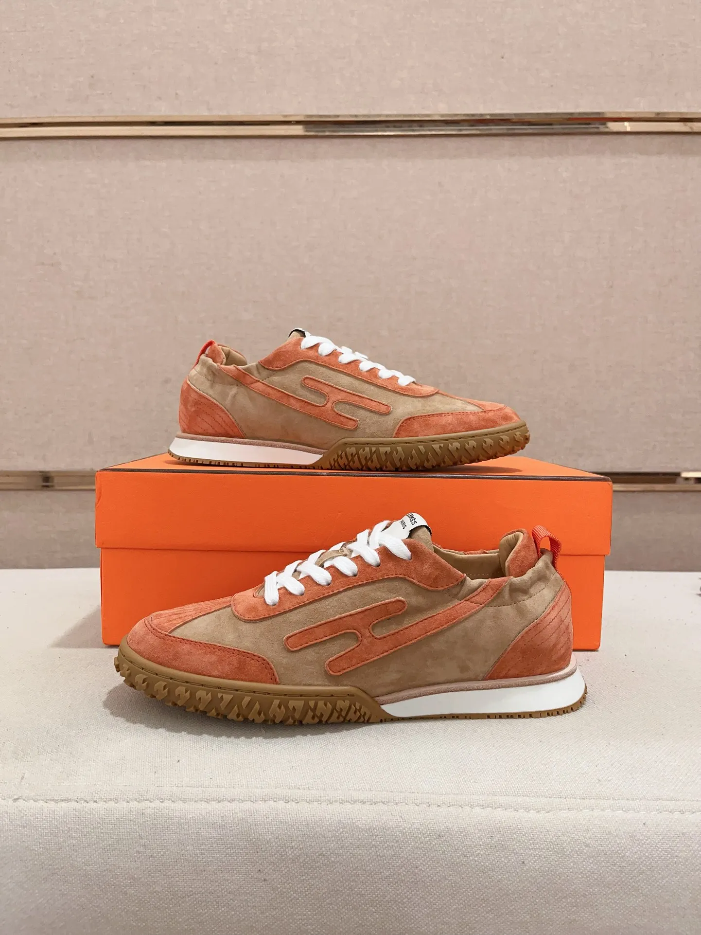 Men's men's shoes 💰: 720💰 Hermes top version # Couple style 💏 24ss casual sneakers Suede goatskin sneakers decorated with contrasting patterns and iconic "H" details, beautifully packaged at the delivery counter 🛍📦 Fabric: suede + cowhide Lining: mixed sheep lining Outsole: original TPU Bottom thickness: 2CM Size: 35-44